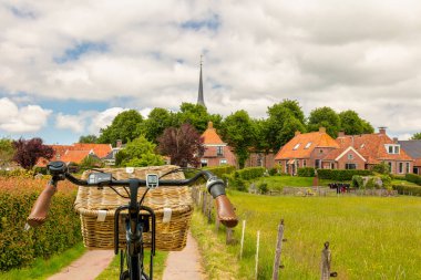 Hollanda 'nın Groningen ilindeki Niehove köyünün önünde elektrikli bisiklet.