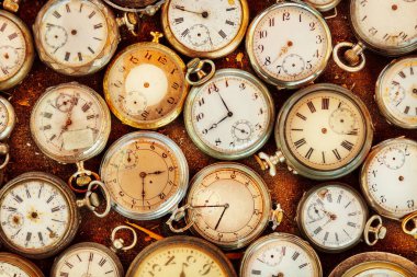 Eski çizilmiş ve çalışan cep saatlerinin eski tasviri