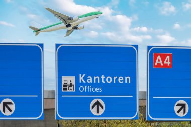 Hollanda otoyolu arka planda yolcu uçağıyla ofis tabelası