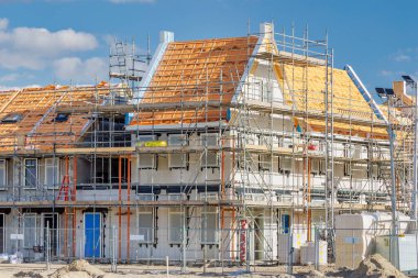 Harderwijk, Hollanda - 26 Şubat 2025: Hollanda 'da yeni çağdaş aile evleri inşaatı