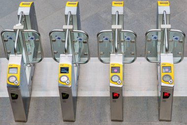 Lahey, Hollanda - 31 Ocak 2024: Tren giriş ve çıkış kapısı Lahey, Hollanda 'daki merkez tren istasyonu içinde.