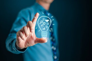 İş odaklı ampulü gösteren iş adamı hedef geliştirme yönetimi ve müşteri hedef grubu, yatırım büyümesi ve başarı gelişimi, başarı, hedef, strateji, finans kavramı