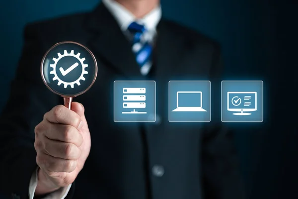 Bakım ve onarım kavramı. Sunucu yardımı ve ekipmanların bakımıyla ilgili ikonaları olan iş adamı, sembollere dokunan kişi.