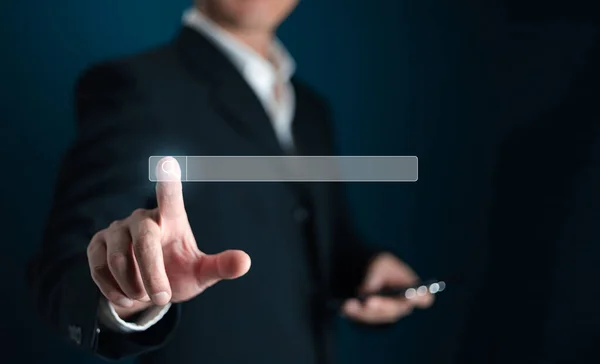 Arama motoru optimizasyonu veya SEO için akıllı telefon arama verileri kullanan işadamı, bilgi bulmak için İnternet bağlantısı, web sitesi ile Arama Konsolu