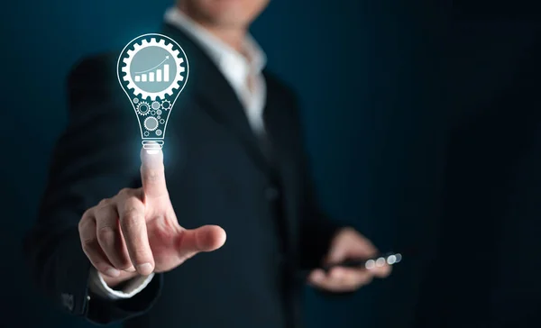 İş adamı Hands yenilik ve ilham ile yeni bir fikir kavramı, bilim ve iletişim kavramında yenilikçi teknoloji kavramı için ampule dokunuyor. Yenilik kavramı