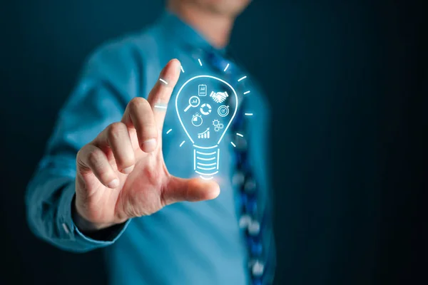 İş odaklı ampulü gösteren iş adamı hedef geliştirme yönetimi ve müşteri hedef grubu, yatırım büyümesi ve başarı gelişimi, başarı, hedef, strateji, finans kavramı