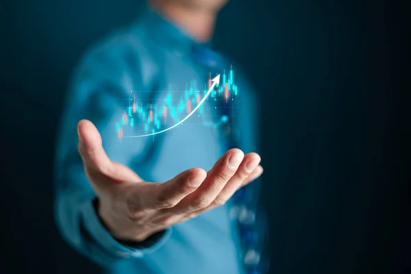 İş planlaması ve strateji konsepti. Borsa, iş büyümesi, ilerleme ya da başarı. İşadamı planlamacısı artan bir sanal hologram stoku gösteriyor, ticarete yatırım yap