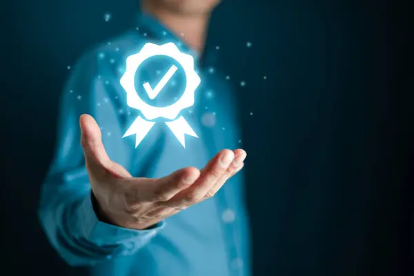 Teminat ürünü ve ISO servis konsepti için en iyi kalite güvencesini elinde tutan ve gösteren iş adamı