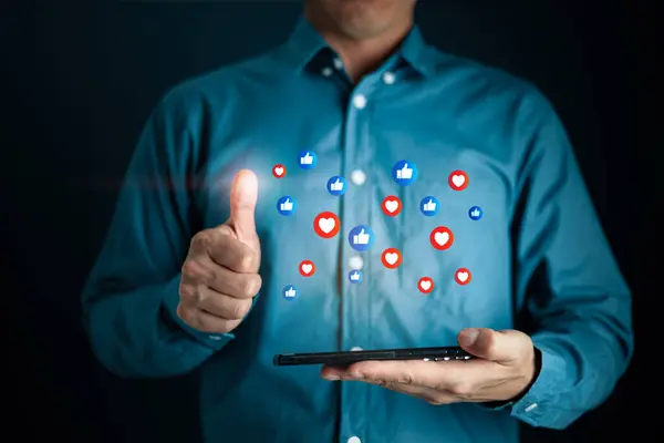 Sosyal medyayı kullanan ve sosyal medyada akıllı telefon kullanan bir adam. Tatilde yaşamak ve sosyal medya oynamak. çevrimiçi pazarlama, teknoloji ağı kavramı