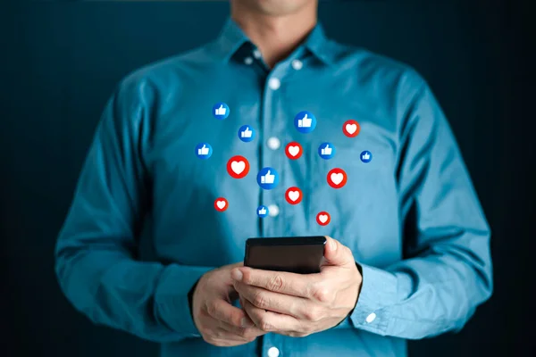 Sosyal medya ve dijital ortamda akıllı telefon kullanan bir adam. Tatilde yaşamak ve sosyal medya oynamak. çevrimiçi pazarlama, teknoloji ağı kavramı