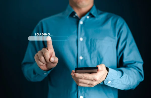 Akıllı telefon kullanan ve sanal indirme çubuğuna dokunan ve yeni yıl için yükleme yapan işadamı ve 2022 'den 2023' e değiştiren yıl planlama işine gelecek yıl başlayın.