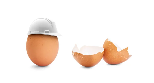 安全生产的概念表现 戴着建筑用头盔的鸡蛋和破碎的鸡蛋 — 图库照片
