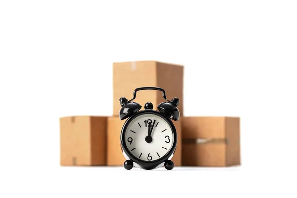 Reloj Despertador Negro Cajas Cartón Sobre Fondo Blanco Concepto Envío —  Fotos de Stock
