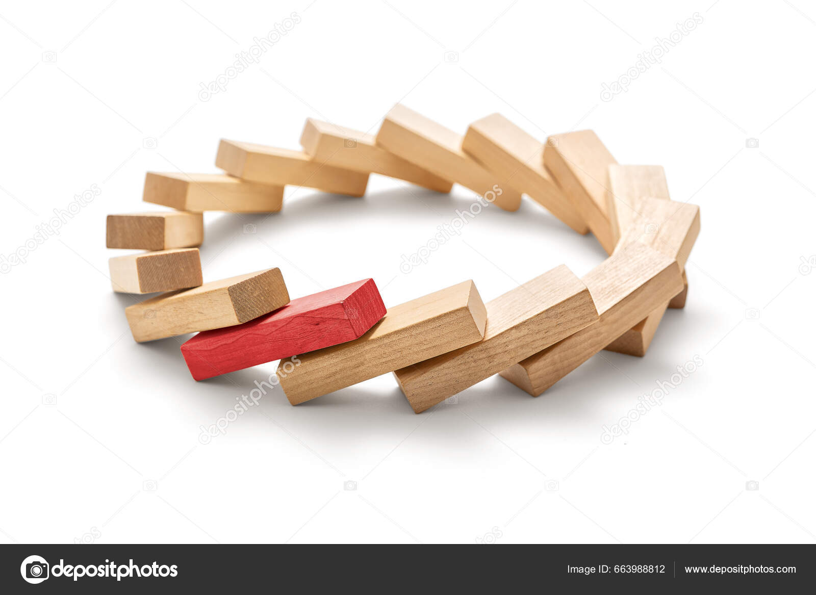 停止破坏性的过程红色的木块触发了多米诺骨牌效应由倒塌的木块做成的圆圈在白色的背景上包括剪切路径——