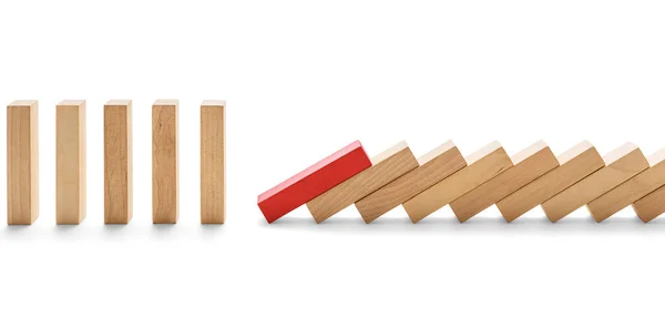 Domino Etkisi Kavramının Zayıf Halkası Kırmızı Ahşap Blok Blokları Üst — Stok fotoğraf