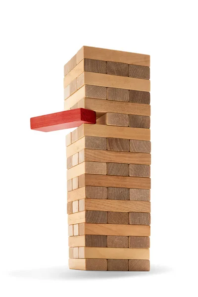 在商业规划 风险和策略方面 一块红色的木块从木块上不均匀地铺在塔上 包括剪开的小径 — 图库照片