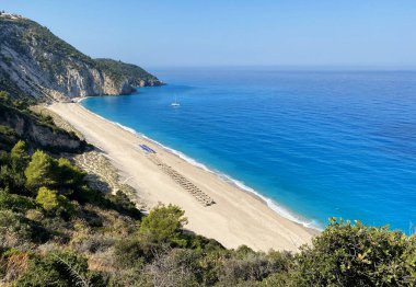 Yunanistan 'ın Lefkada adasındaki Milos plajı. Yunanistan 'ın Lefkada kentindeki Agios Nikitas köyü yakınlarındaki Milos plajı