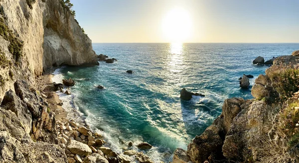 Prachtige Strand Water Baai Griekse Spectaculaire Kustlijn Zonsondergang Prachtige Hemel Stockfoto