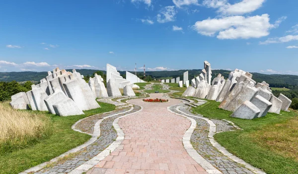 二次大战战斗机工人营纪念碑在 Kadinjaca 塞尔维亚 — 图库照片