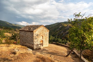 14. yüzyıldan beri Kutsal Meryem Ana 'nın Kilisesi, Şeytanın Taşı.