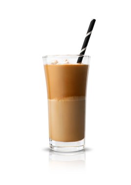 Beyaz arka planda sütlü buzlu kahve, kırpma yolu da dahil.