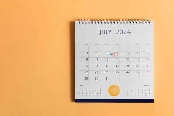 Juli 2024 Schreibtischkalender Mit Markiertem Datum Juli Usa Flagge Konzept lizenzfreie Stockfotos