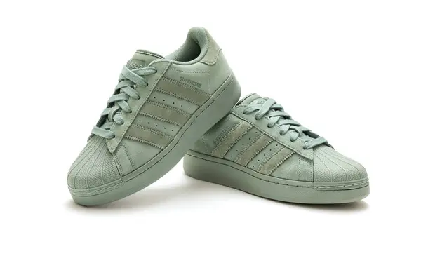 Belgrad Serbia Marca 2024 Adidas Original Super Star Green Sneakers Obrazek Stockowy
