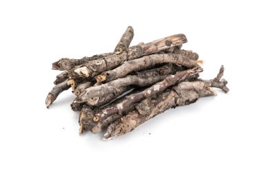 Kuru dallar, beyaz arka planda izole edilmiş ateş için yığın