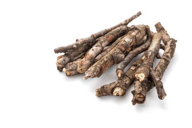 Kuru dallar, beyaz arka planda izole edilmiş ateş için yığın