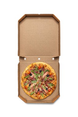 Karton kutuda nefis İtalyan pizzası, beyaz arka planda izole edilmiş. Kırpma yolu dahil