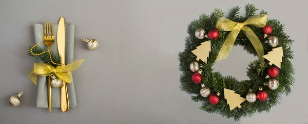 圣诞桌上摆设 戒指或花环 灰色背景上的红色和金色球 复制空间 — 图库照片
