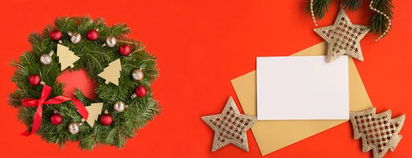 Kerstspandoek Kerstkrans Wenskaart Voor Tekst Rode Achtergrond Kopieerruimte — Stockfoto