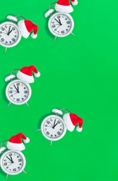 Reloj Despertador Blanco Con Sombrero Navidad Santa Fondo Verde Patrón —  Fotos de Stock