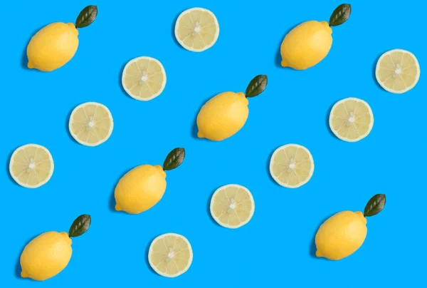 Zitrone Auf Blauem Hintergrund Flach Lag Muster Ansicht Von Oben — Stockfoto
