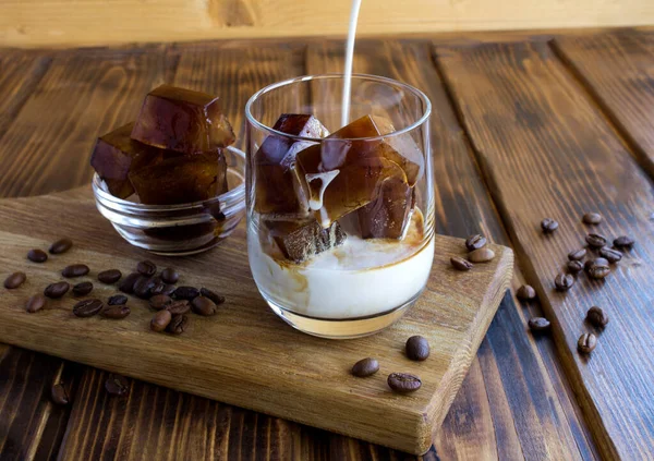 Gefrorenes Kaffeeeis Mit Milch Trinkglas Auf Dem Hölzernen Hintergrund Nahaufnahme Stockfoto