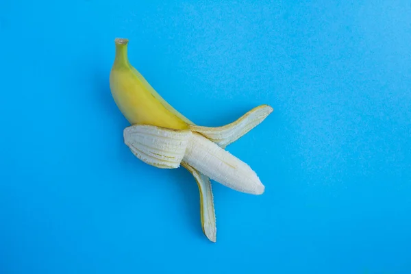 Vista Superior Banana Descascada Fundo Azul Espaço Cópia — Fotografia de Stock