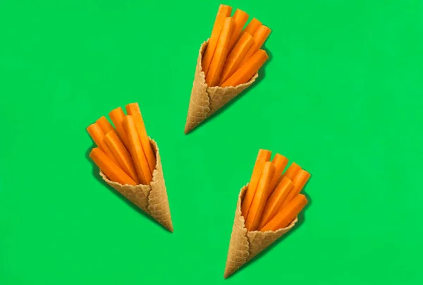 Конус Мороженого Нарезанной Морковью Зеленом Фоне Вид Сверху Копирование Пространства — стоковое фото