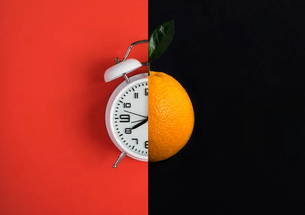 Collage Despertador Blanco Naranja Sobre Fondo Rojo Negro Vista Superior —  Fotos de Stock