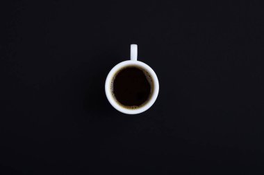 Siyah arka planda bir fincan sade kahve. Üst Manzara. Boşluğu kopyala.
