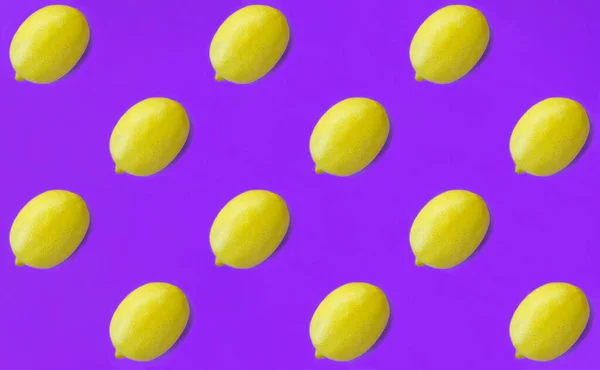 Лемон Фиолетовом Фоне Плоский Лежал Шаблон Вид Сверху — стоковое фото