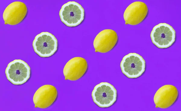 全体と紫の背景にレモンをカット 平置きだ パターンだ トップ表示 — ストック写真