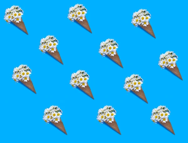 Mavi Arka Planda Beyaz Papatyalı Dondurma Külahı Şablon Düz Yatıyordu — Stok fotoğraf