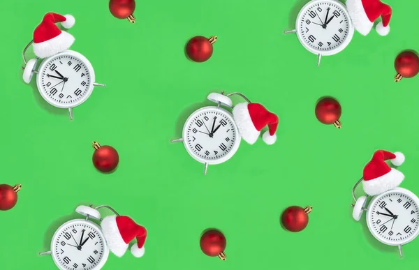 Reloj Despertador Blanco Con Sombrero Navidad Santa Cuentas Rojas Fondo —  Fotos de Stock