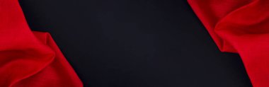 Siyah arka planda kırmızı peçete. Üst Manzara. Boşluğu kopyala.