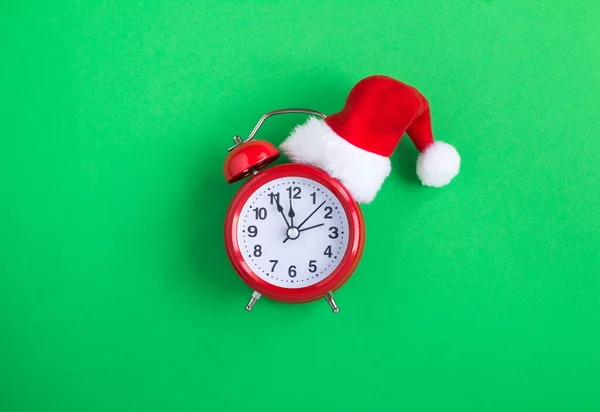 Reloj Despertador Rojo Con Sombrero Navidad Santa Fondo Verde Primer —  Fotos de Stock
