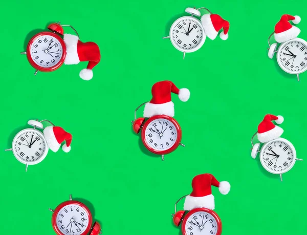 Reloj Despertador Blanco Rojo Con Sombrero Navidad Santa Fondo Verde —  Fotos de Stock