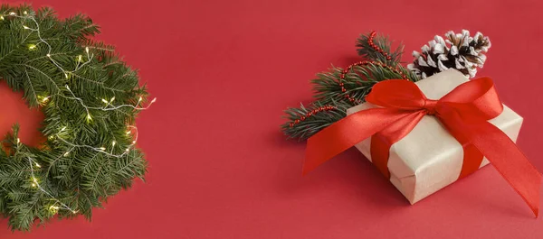 Karácsonyi Gyűrű Vagy Koszorú Ragyogó Koszorúval Ajándékdobozzal Piros Háttérben Zászlós — Stock Fotó
