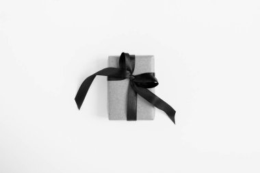 Beyaz arka planda siyah fiyonklu bir hediye kutusu. Üst Manzara. Boşluğu kopyala.