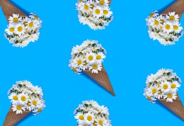 Mavi arka planda papatyalı dondurma külahı. Düz yatıyordu. Desen.