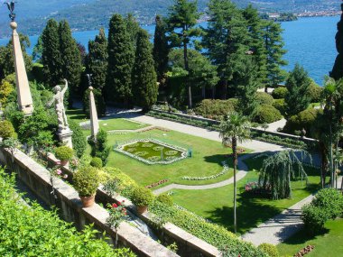 Güneşli bir günde güzel bir park ve göl manzarası. Stresa. İtalya.